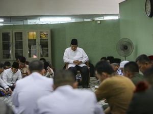 Wajah Sedih SBY saat Menunggu Pengkafanan Ani Yudhoyono Wajah Sedih SBY saat Menunggu Pengkafanan Ani Yudhoyono
