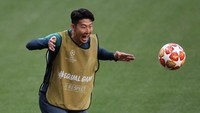 Son Heung-min mengolah bola. REUTERS/Carl Recine.