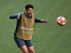 Son Heung-min mengolah bola. REUTERS/Carl Recine.