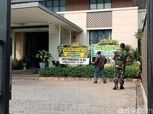 Ani Yudhoyono Wafat, Karangan Bunga Berdatangan ke Rumah SBY di Kuningan