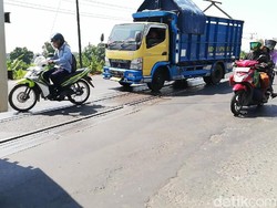Motor Kerap Jatuh, Pemudik Waspadai Dua Perlintasan KA di Pasuruan