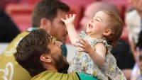 Fernando Llorente membawa putri kecilnya. REUTERS/Toby Melville.
