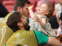 Fernando Llorente membawa putri kecilnya. REUTERS/Toby Melville.