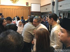 Wajah Tegar SBY-AHY di Depan WNI di Singapura Wajah Tegar SBY-AHY di Depan WNI di Singapura