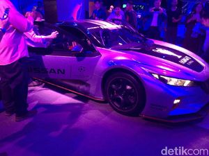 Roberto Carlos Naik Mobil Balap Listrik Bawa Piala Liga Champions