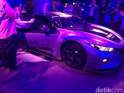 Roberto Carlos Naik Mobil Balap Listrik Bawa Piala Liga Champions