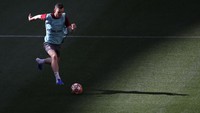 Andrew Robertson melakukan dribel bola. REUTERS/Carl Recine.