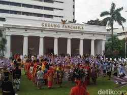 Pakai Baju Adat Jawa, Jokowi Pimpin Upacara Hari Lahir Pancasila