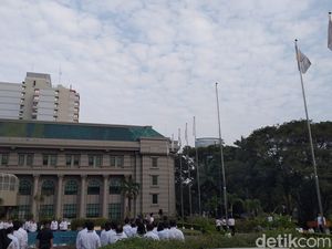 Tanpa Rini Soemarno, Pegawai Kementerian BUMN Upacara Hari Pancasila