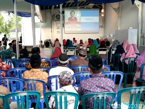 Warga Pacitan Tahlilan Doakan Ani Yudhoyono Warga Pacitan Tahlilan Doakan Ani Yudhoyono