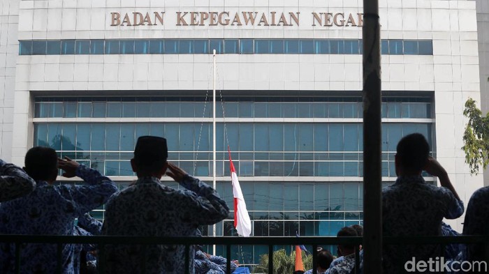 Pegawai Negeri Sipil (PNS) wajib mengikuti upacara Hari Lahir Pancasila pada 1 Juni. Seperti yang terlihat di Gedung BKN, Jakarta, Sabtu (1/6/2019).