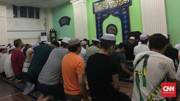 Gelar Tarawih, Masjid di Jaksel Terapkan Jaga Jarak