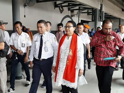 Tinjau Stasiun Senen, Menteri Yohana Sapa Pemudik Perempuan dan Anak