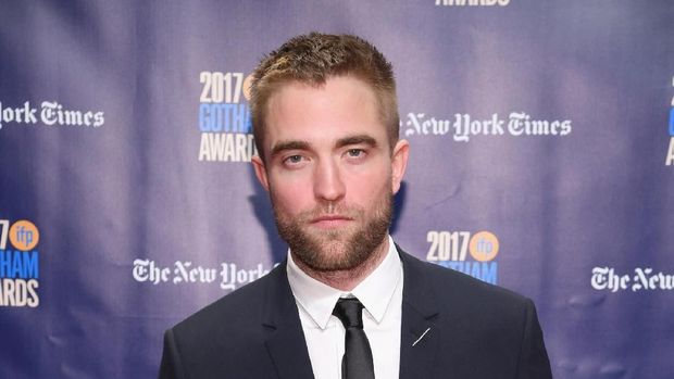 NEW YORK, NY - NOVEMBER 27:  Actor Robert Pattinson attends IFP's 27th Annual Gotham Independent Film Awards on November 27, 2017 in New York City.  (Photo by Dimitrios Kambouris/Getty Images for IFP)