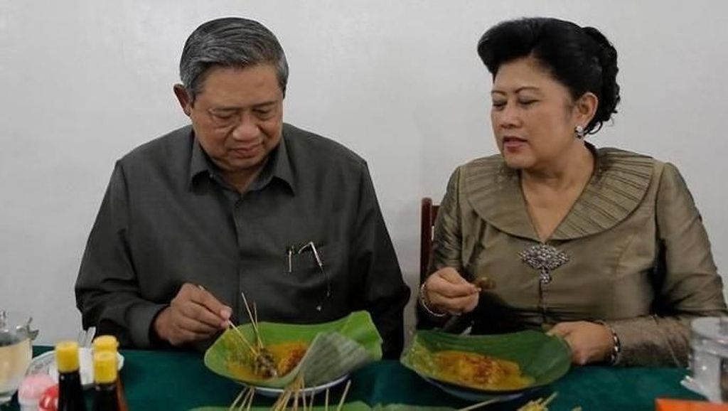 Momen Manis Kemesraan Ani Yudhoyono dan SBY Saat Kulineran