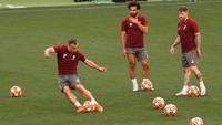 Xherdan Shaqiri, Mohamed Salah dan Alberto Moreno berlatih bersama. REUTERS/Susana Vera.