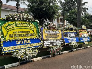 Karangan Bunga Mulai Hiasi Rumah Duka Ani Yudhoyono