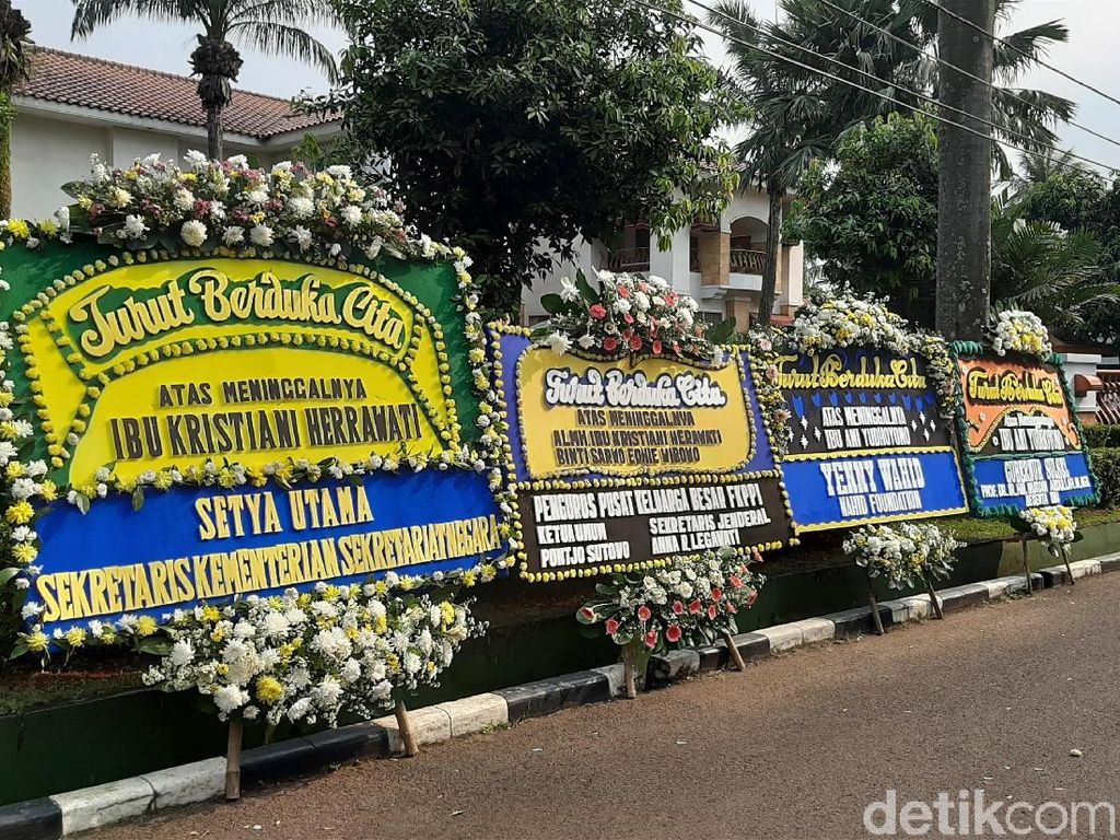 Karangan Bunga Mulai Hiasi Rumah Duka Ani Yudhoyono Karangan Bunga Mulai Hiasi Rumah Duka Ani Yudhoyono