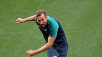 Harry Kane melatih keakuratan tendangan. REUTERS/Toby Melville.
