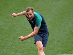 Harry Kane melatih keakuratan tendangan. REUTERS/Toby Melville.