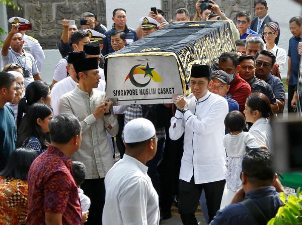 Momen SBY, AHY dan Ibas Tandu Keranda Jenazah Ani Yudhoyono