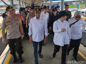 Menhub-Menko PMK Tinjau Arus Mudik Pelabuhan Merak dan Pantau Tol Lampung