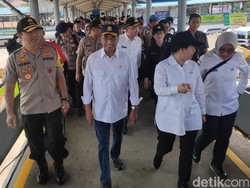 Menhub-Menko PMK Tinjau Arus Mudik Pelabuhan Merak dan Pantau Tol Lampung