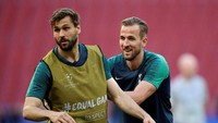Harry Kane sudah absen sejak 9 April 2019 lalu karena cedera ligamen pergelangan kaki, terlihat ikut berlatih bersama tim. REUTERS/Toby Melville.