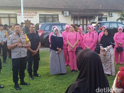 Ketika Istri-istri Brimob Tidak Didampingi Suami Saat Berlebaran