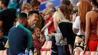 Son Heung-min meyalani permintaan foto fans. REUTERS/Susana Vera.