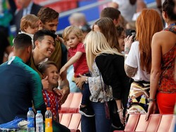 Son Heung-min meyalani permintaan foto fans. REUTERS/Susana Vera.