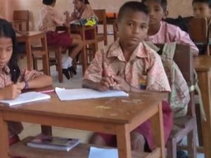 Kisah Guru Honorer yang Mengajar Hampir Semua Kelas di Desa Pulau Seram
