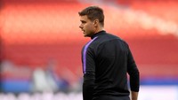 Mauricio Pochettino memimpin langsung jalannya latihan. REUTERS/Toby Melville.