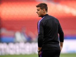 Mauricio Pochettino memimpin langsung jalannya latihan. REUTERS/Toby Melville.