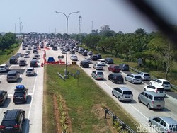 H-4 Lebaran, Antrean Kendaraan di Pintu Tol Palimanan Capai 6 Km