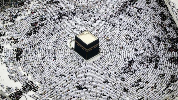 This picture taken on May 31, 2019 from the Mecca Royal Hotel Clock Tower shows an aerial view of Muslim worshippers prostrating during prayer around the Kaaba, Islam's holiest shrine, at the Grand Mosque in the Saudi holy city, during the holy fasting month of Ramadan. (Photo by BANDAR ALDANDANI / AFP)