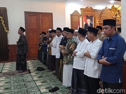Emil Dardak Bersama Gus se-Jatim Salat Ghaib Wafatnya Ibu Ani Yudhoyono