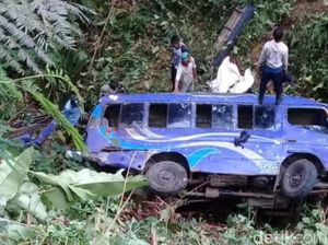 Elf Sarat Penumpang Terjun Masuk Jurang di Cianjur, 1 Orang Tewas