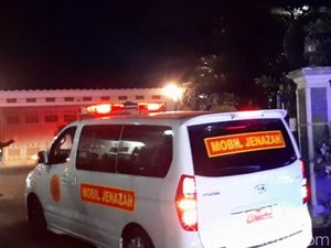 Jenazah Ani Yudhoyono Tiba di Cikeas Jenazah Ani Yudhoyono Tiba di Cikeas