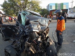 Bus Sugeng Rahayu Tabrak 4 Mobil dan Rumah di Sragen