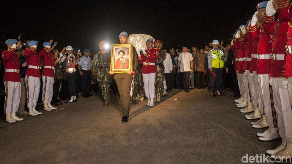 Tiba di Halim, Jenazah Ani Yudhoyono Disambut Upacara Militer