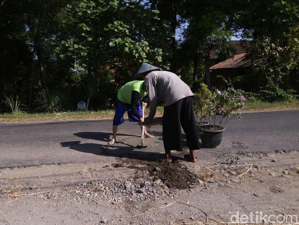 Prihatin Jalan Berlubang di Ponorogo, Warga Inisiatif Tutup dengan Semen Prihatin Jalan Berlubang di Ponorogo, Warga Inisiatif Tutup dengan Semen