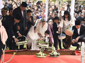Diiringi Gugur Bunga, SBY dan Keluarga Tabur Bunga di Pusara Ani Yudhoyono