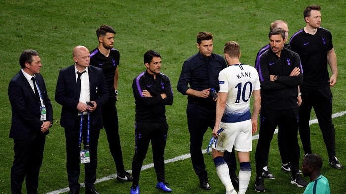 MADRID, SPAIN - JUNE 01: Mauricio Pochettino, Manager of Tottenham Hotspur consoles Harry Kane of Tottenham Hotspur following defeat in the UEFA Champions League Final between Tottenham Hotspur and Liverpool at Estadio Wanda Metropolitano on June 01, 2019 in Madrid, Spain. (Photo by David Ramos/Getty Images)