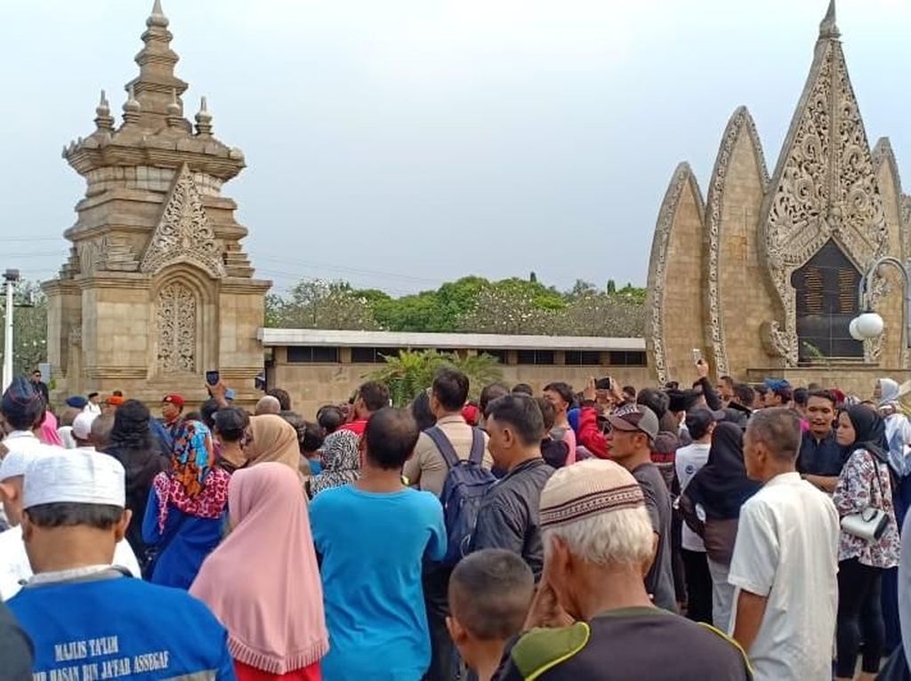 Ani Yudhoyono Dimakamkan, Masyarakat Padati Halaman TMP Kalibata Ani Yudhoyono Dimakamkan, Masyarakat Padati Halaman TMP Kalibata