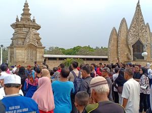 Ani Yudhoyono Dimakamkan, Masyarakat Padati Halaman TMP Kalibata Ani Yudhoyono Dimakamkan, Masyarakat Padati Halaman TMP Kalibata