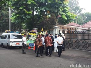 Jenazah Ani Yudhoyono Disemayamkan di Cikeas, Warga Mulai Datang Melayat