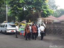 Jenazah Ani Yudhoyono Disemayamkan di Cikeas, Warga Mulai Datang Melayat