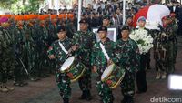 Foto: Berbalut Merah Putih, Jenazah Ani Yudhoyono Diberangkatkan ke Kalibata
