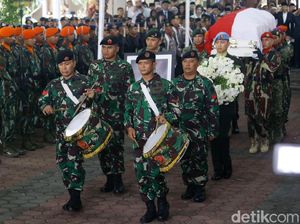 Foto: Berbalut Merah Putih, Jenazah Ani Yudhoyono Diberangkatkan ke Kalibata Foto: Berbalut Merah Putih, Jenazah Ani Yudhoyono Diberangkatkan ke Kalibata
